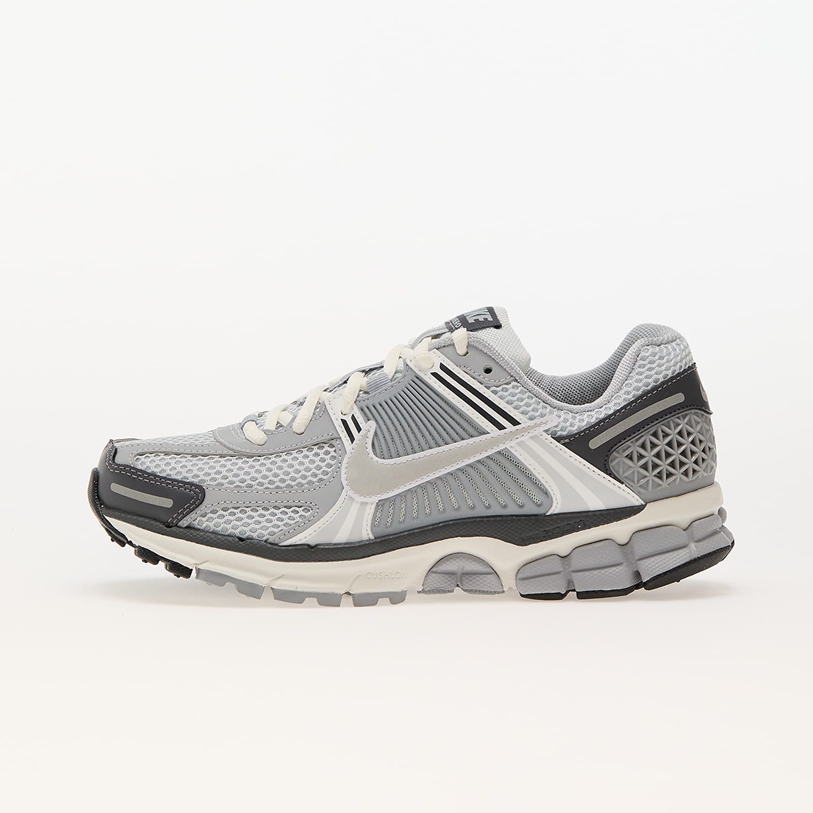 Nike Girls Zoom Vomero 5 Trainers Pure Platinum Metallic Silver, 3
