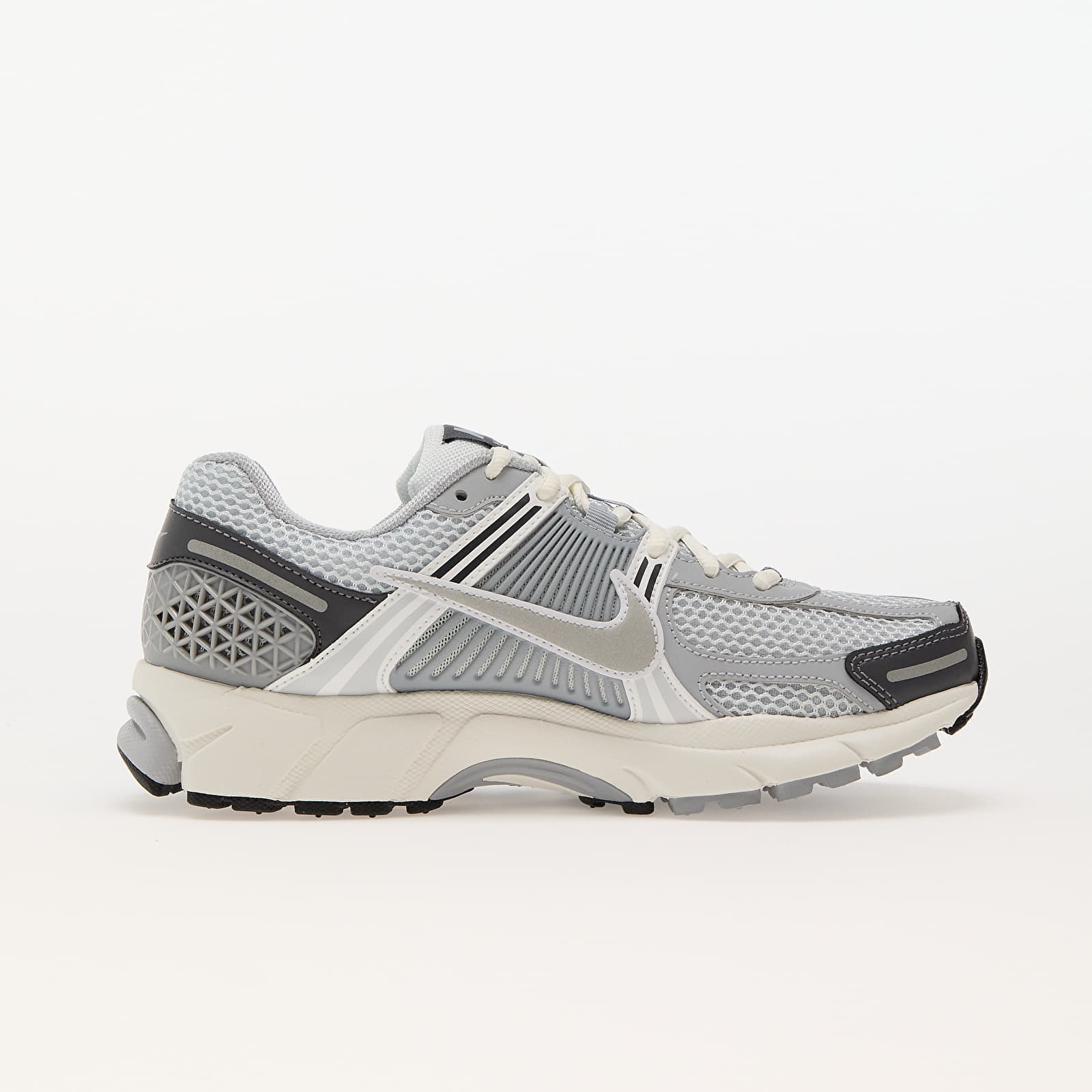 Nike Girls Zoom Vomero 5 Trainers Pure Platinum Metallic Silver, 3 thumbnail