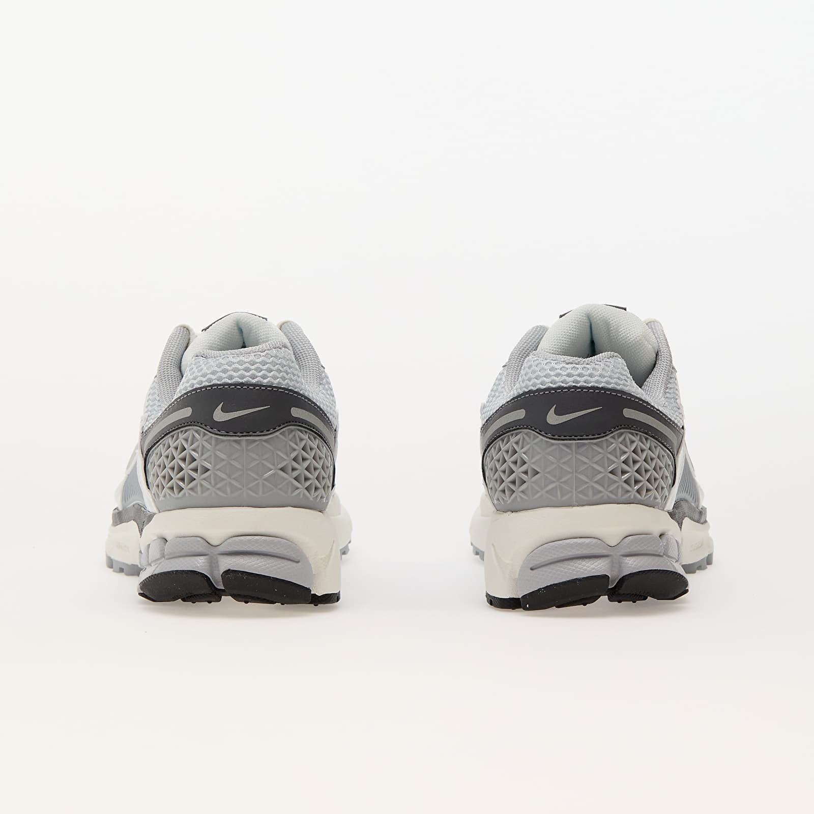 Nike Girls Zoom Vomero 5 Trainers Pure Platinum Metallic Silver, 3 thumbnail