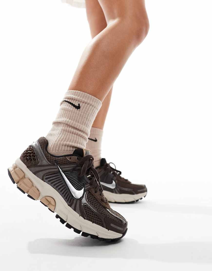 Nike Wmns Zoom Vomero 5 - BAROQUE BROWN/CHROME-LT OREWOOD BRN-HEMP-BLACK-WHITE - Unisex - 10