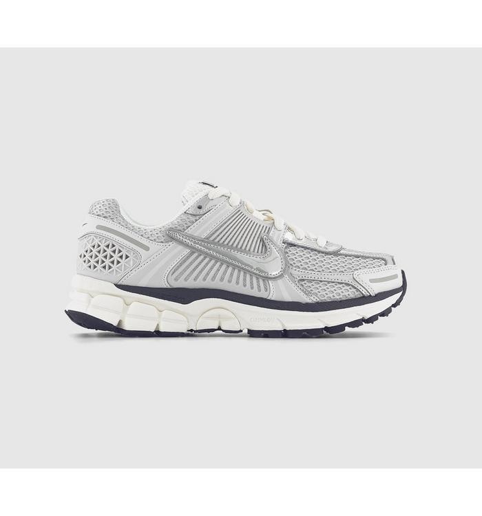 Nike Womens Zoom Vomero 5 Trainers Photon Dust Chrome Gridiron Sail Metallic Platinum Grey, 12