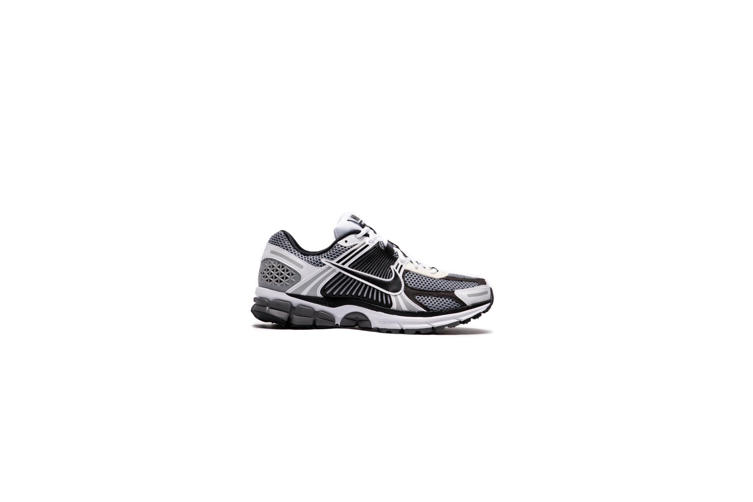 Nike Zoom Vomero 5 SE SP - DK GREY/BLACK-WHITE-SAIL-WOLF GREY-MTLC SILVER - Unisex - 5.5