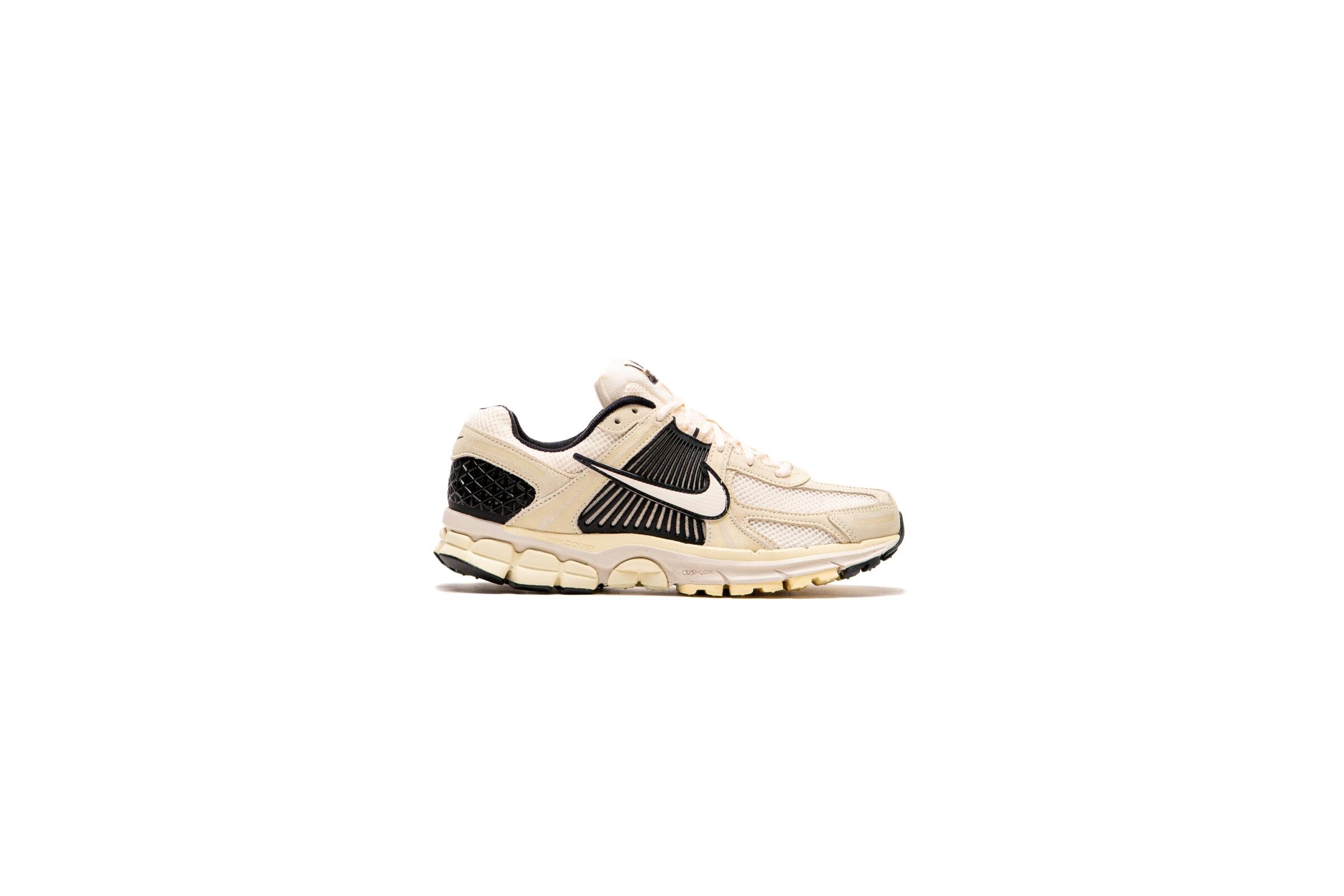 Nike Zoom Vomero 5 Trainers Trainers in Cream and Black-White