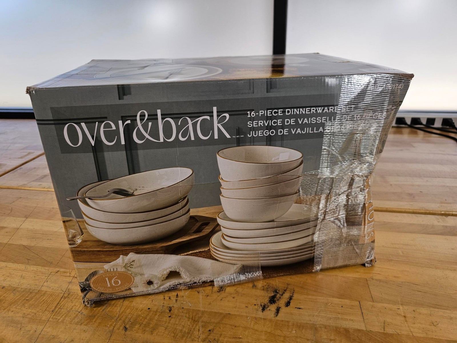 Over&Back Options 16-Piece Dinnerware Set of Plates & Bowls - Speckled White (missing several items)