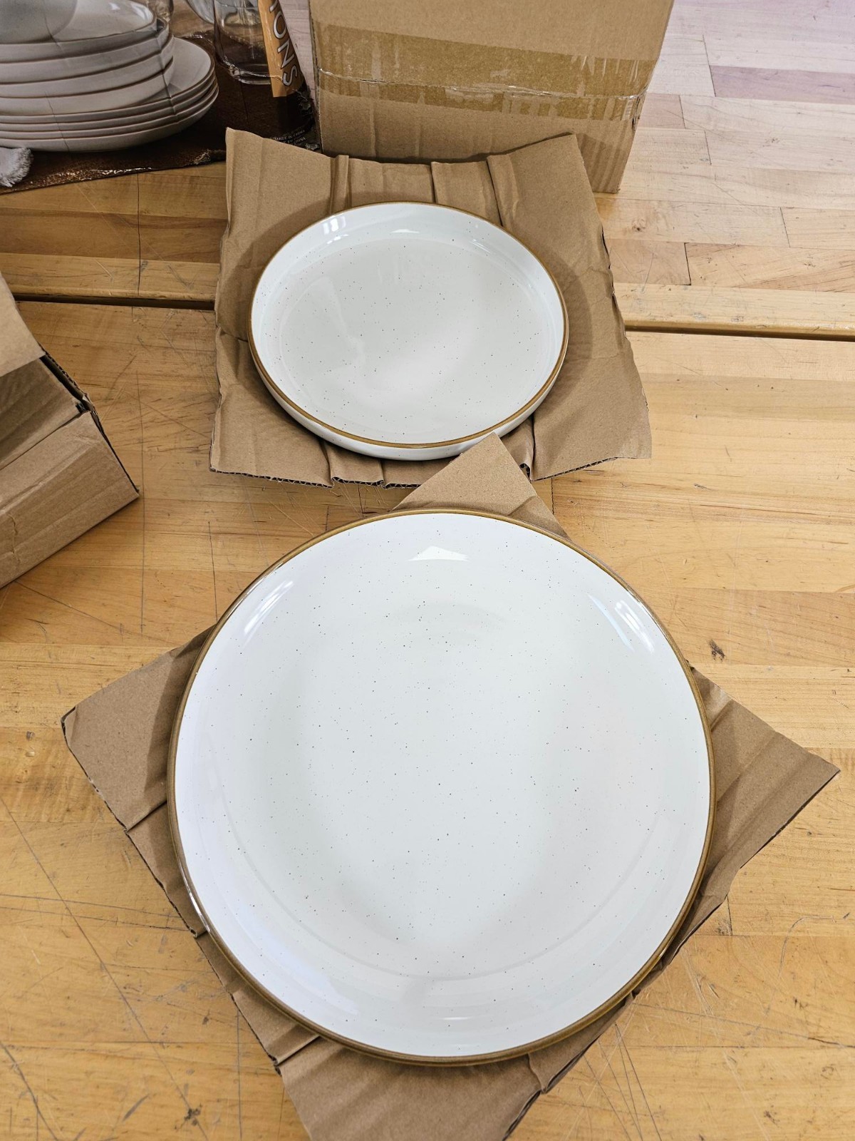 Over&Back Options 16-Piece Dinnerware Set of Plates & Bowls - Speckled White (missing several items)