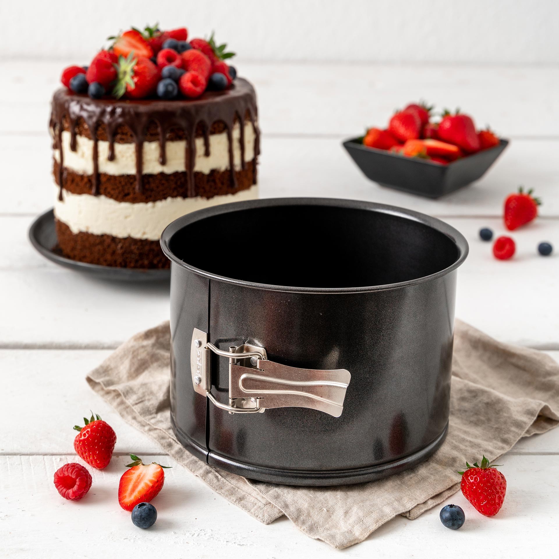 Le Moule à Charnière Zenker Black Metallic Ø18 Cm Avec Bord Extra Haut Est IDéal Pour Réaliser Des Gâteaux Volumineux Comme Le Panettone Ou Les  thumbnail