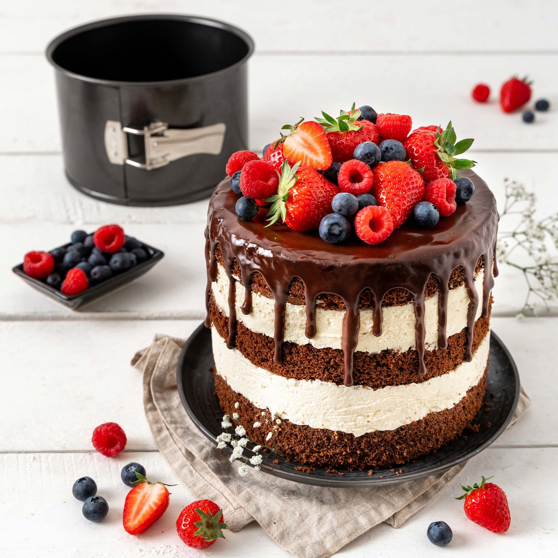 Le Moule à Charnière Zenker Black Metallic Ø18 Cm Avec Bord Extra Haut Est IDéal Pour Réaliser Des Gâteaux Volumineux Comme Le Panettone Ou Les  thumbnail