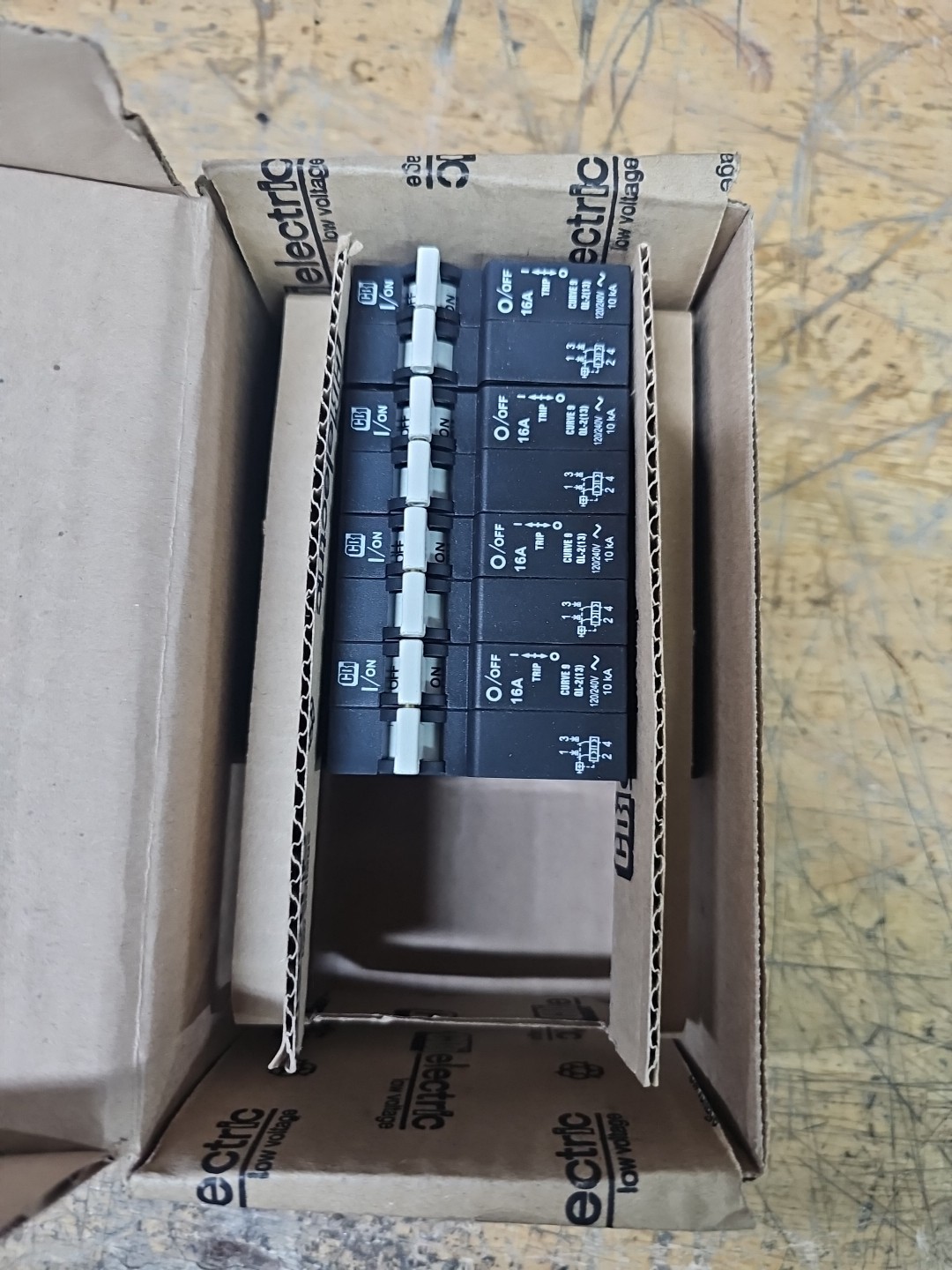 Box of 4 CBI 16A Circuit Breakers QL28916 2 Pole Units thumbnail