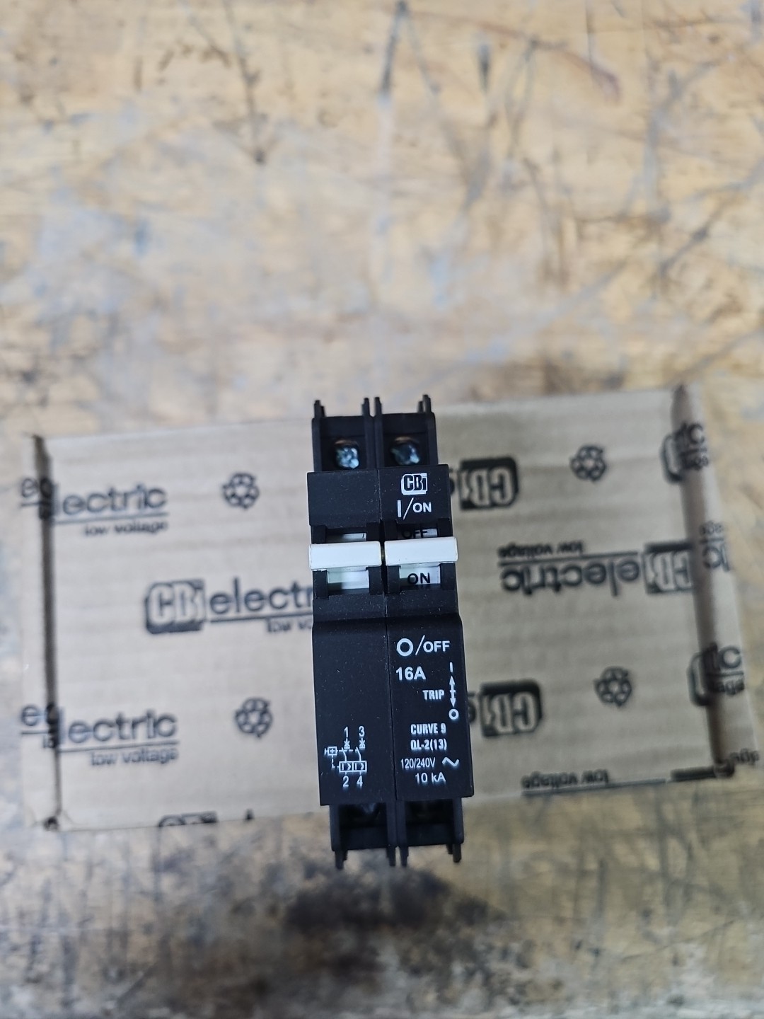 Box of 4 CBI 16A Circuit Breakers QL28916 2 Pole Units thumbnail