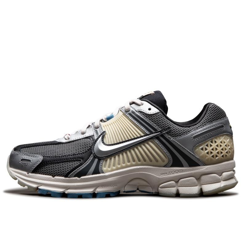 Cheung Ka Long X Nike Air Zoom Vomero 5 Dont Lose Your Way Tênis Unissex Cinza Preto Prata Metálico HQ3449-001 43