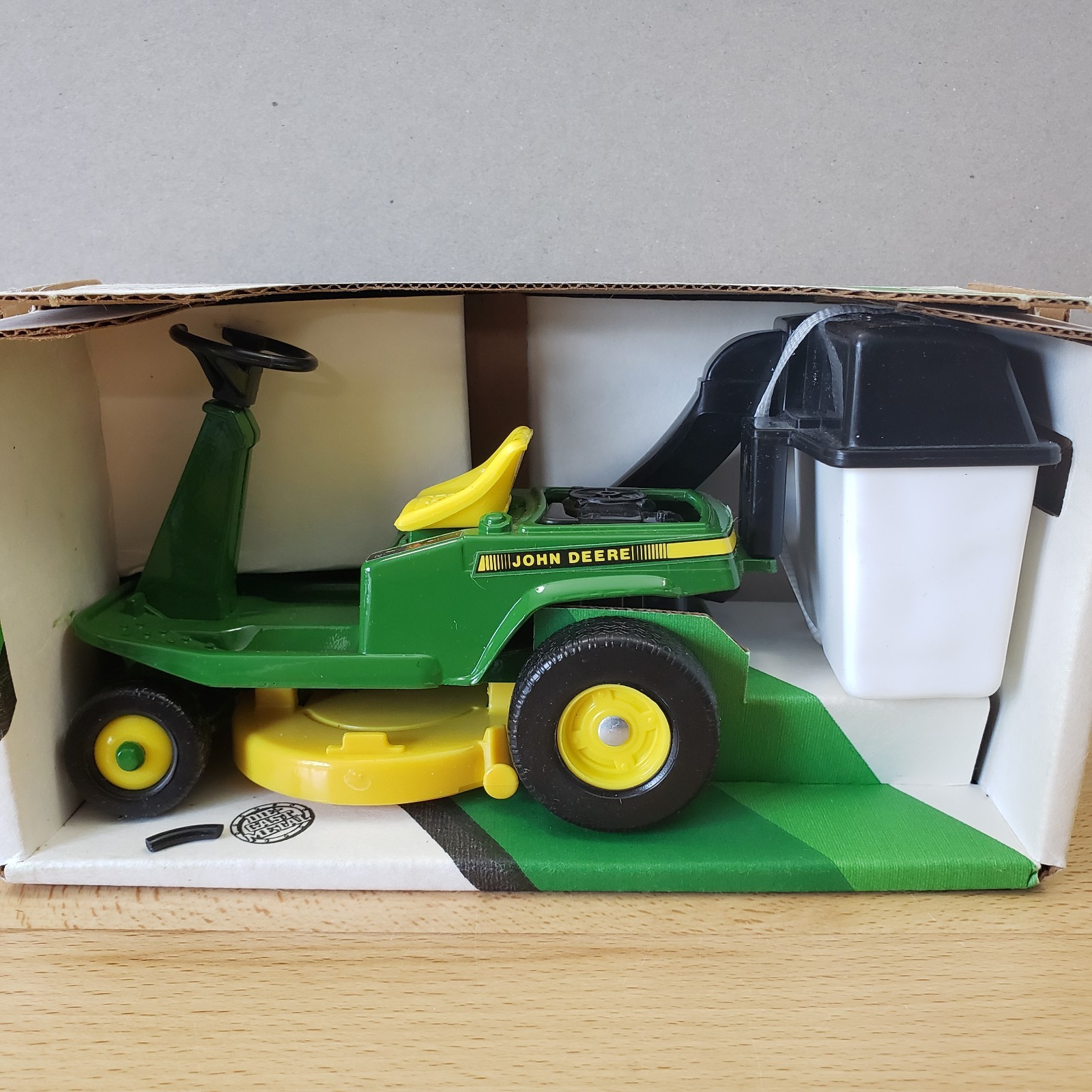 Ertl John Deere Rear-Engine Riding Mower with Removable Bagger and Mower Deck thumbnail