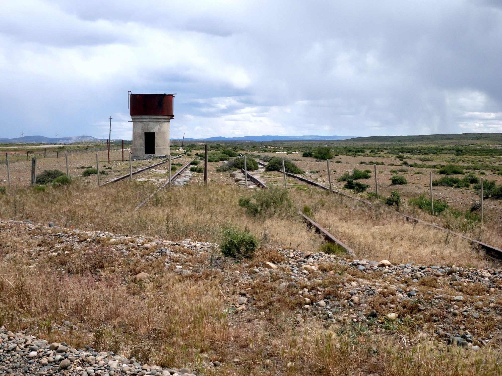 EspaÃƒÆ’Ã…â€™Ãƒâ€šÃ‚Â±ol: Vista Del Tanque De Agua Intacto De La Ex EstaciÃƒÆ’Ã…â€™_n Km 162-20 Inch by 30 Inch L