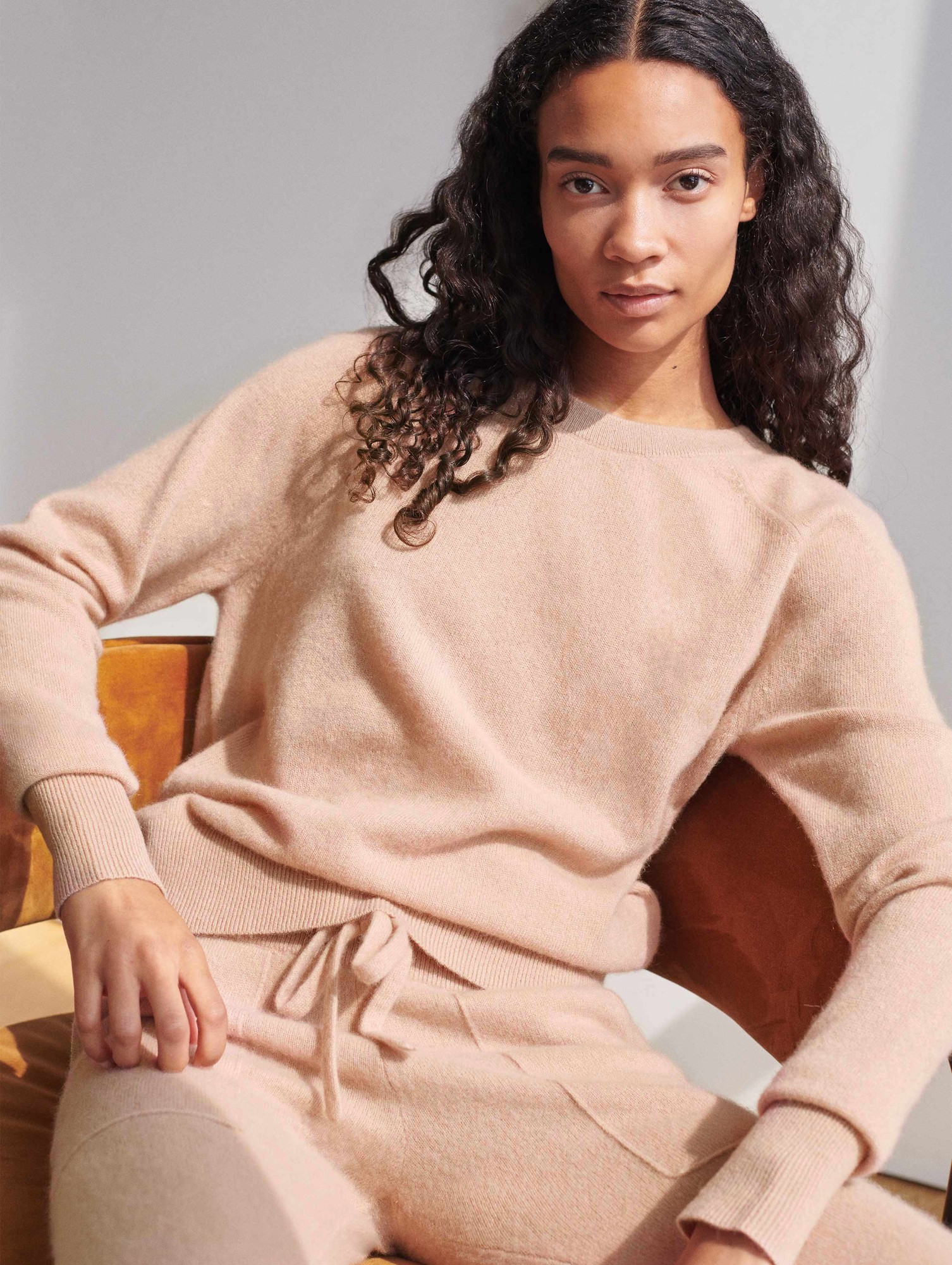 White + Warren Essential Cashmere Sweatshirt in Caramel Heather Size Small