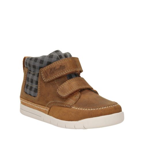 Clarks Boys Crazy Ben Fst in Tan Leather, 5.5 Wide