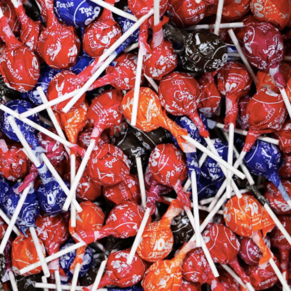Tootsie Pop Lollipop 5-Flavors Hard Candy Outside with Chewy Tootsie Roll Center Bulk (2 Pound)