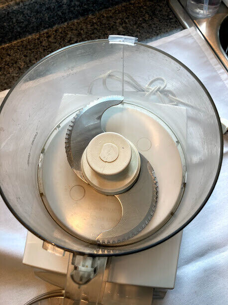 Cuisinart KFP-7TM White 7 Cup Food Processor WORKS but NEEDS REPAIR! thumbnail