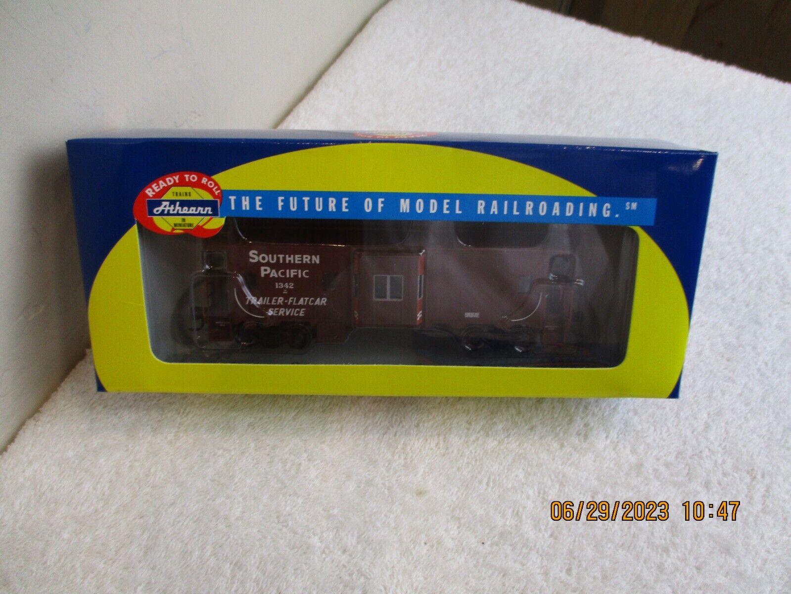 NEW-Athearn 7459 HO Southern Pacific Bay Window Caboose-FLATCAR SERVICE-R18-6755