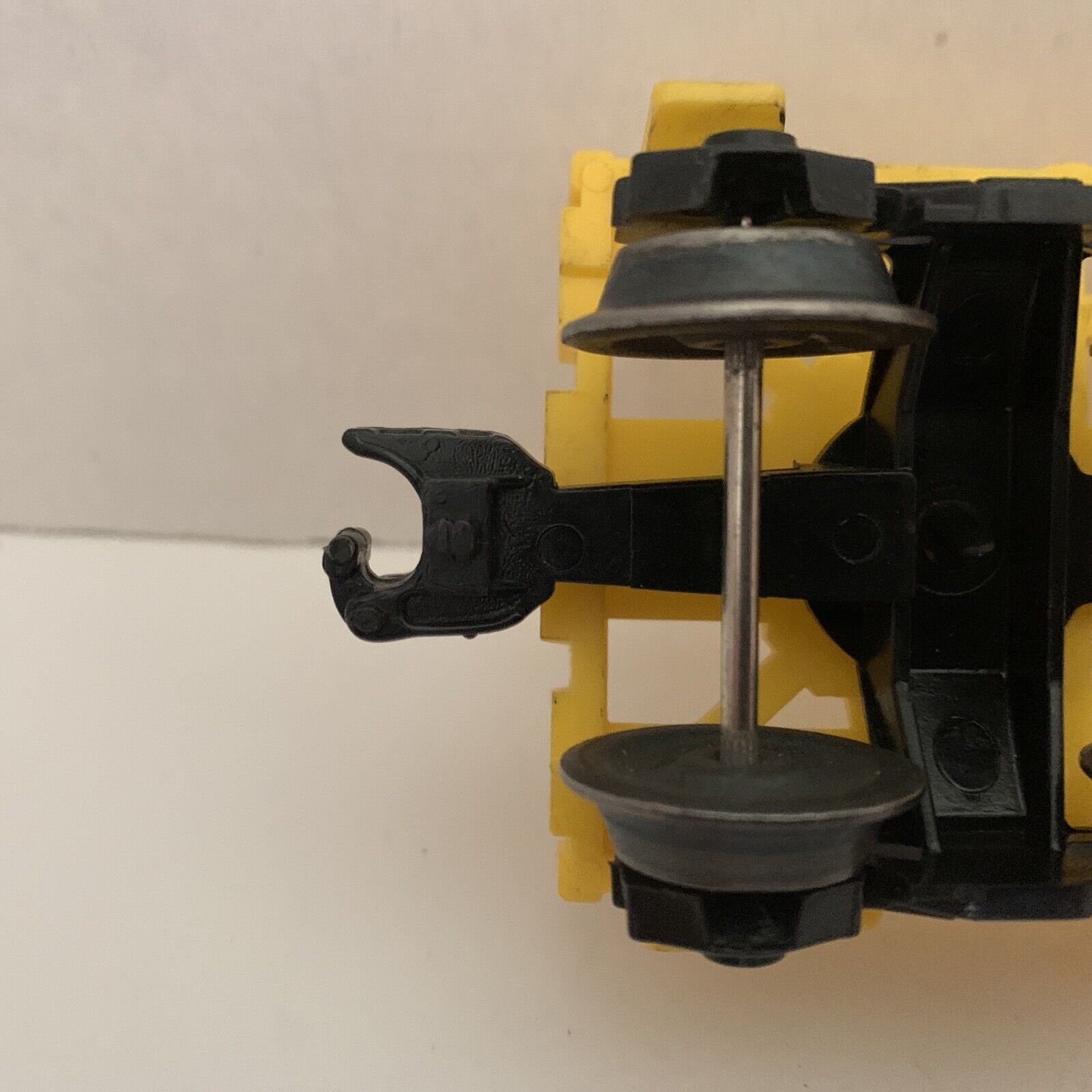 Lionel Train 6-9303 Operating Log Dump Car W/Logs & Bin Parts Only thumbnail