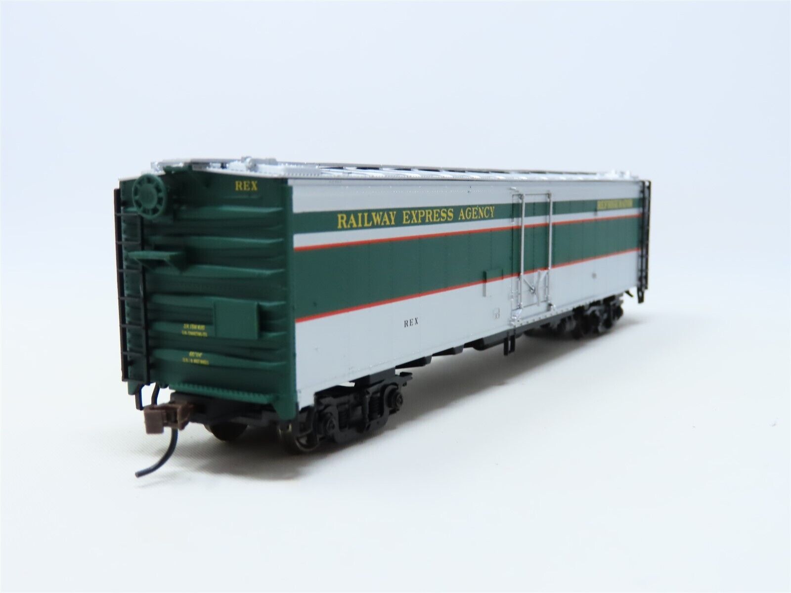 HO Scale Walthers #932-6249 REX Railway Express Agency 50' REA Express Reefer thumbnail