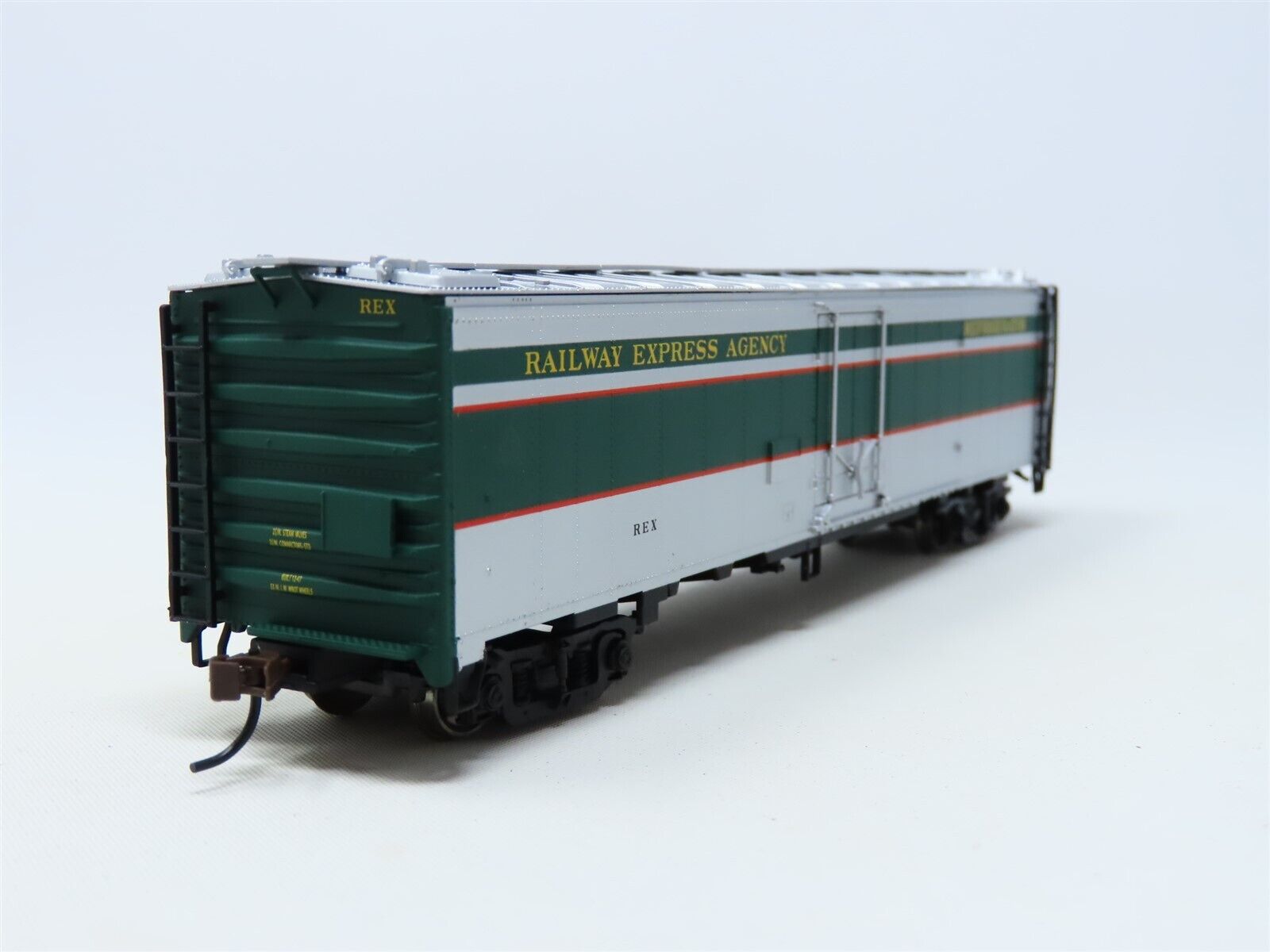 HO Scale Walthers #932-6249 REX Railway Express Agency 50' REA Express Reefer thumbnail