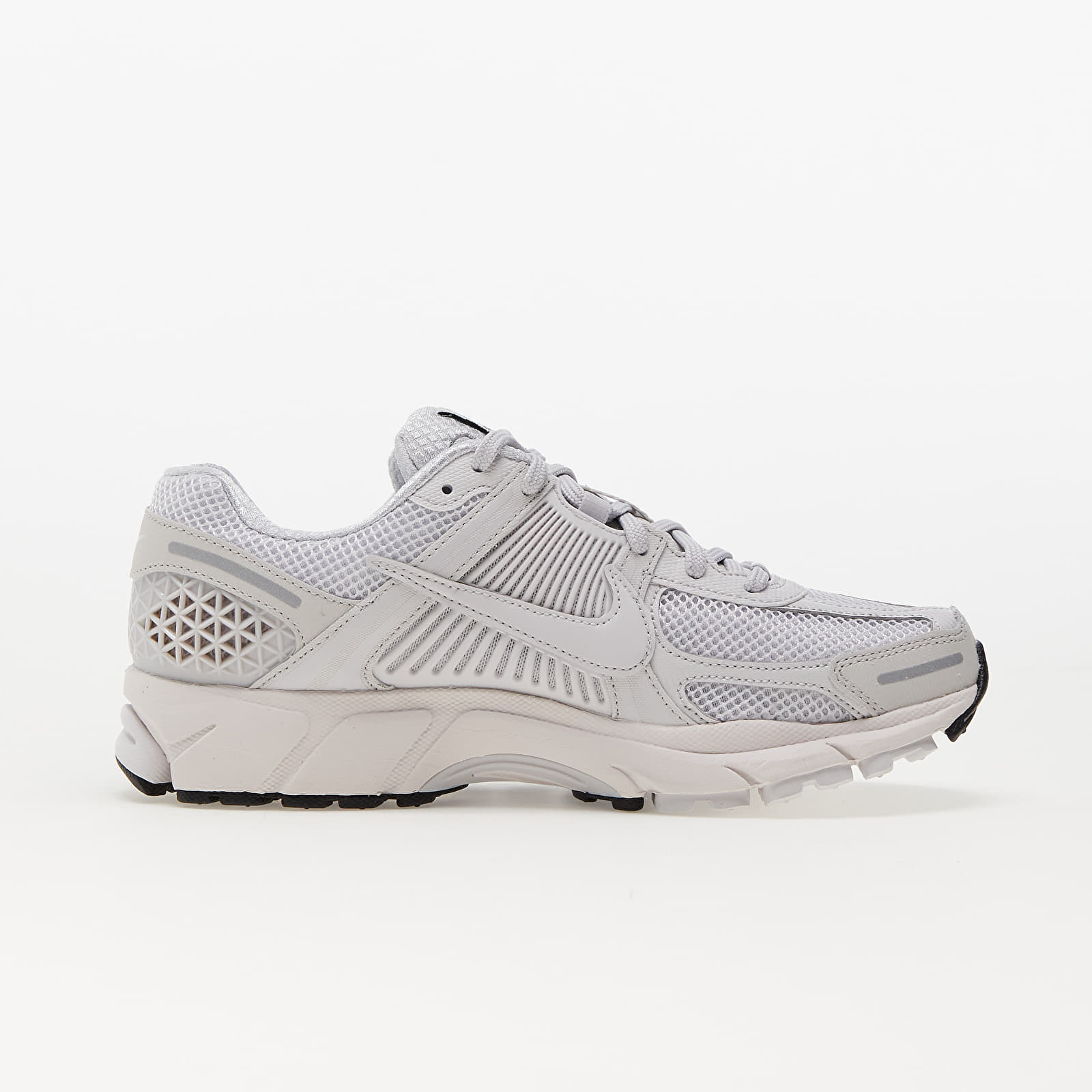Nike Womens Zoom Vomero 5 Trainers Vast Grey Black Sail Metallic Silver Total Crimson, 3 thumbnail