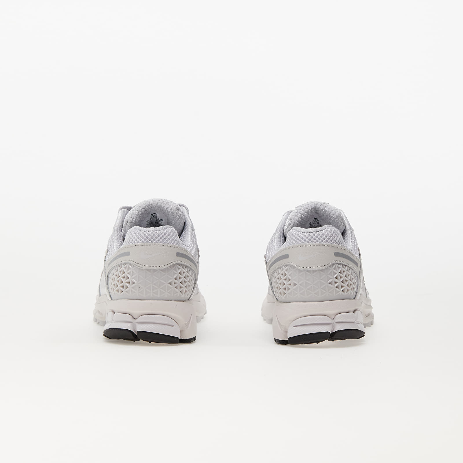 Nike Womens Zoom Vomero 5 Trainers Vast Grey Black Sail Metallic Silver Total Crimson, 3 thumbnail