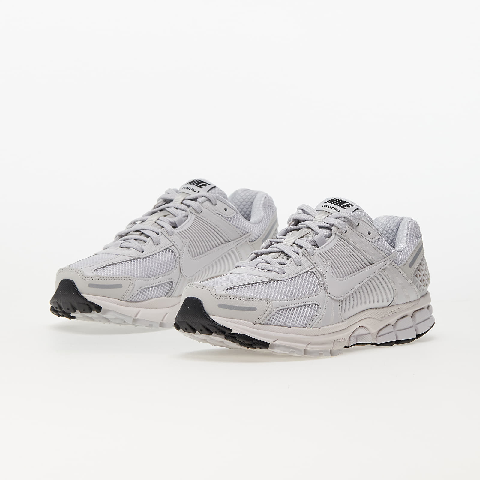 Nike Womens Zoom Vomero 5 Trainers Vast Grey Black Sail Metallic Silver Total Crimson, 3 thumbnail