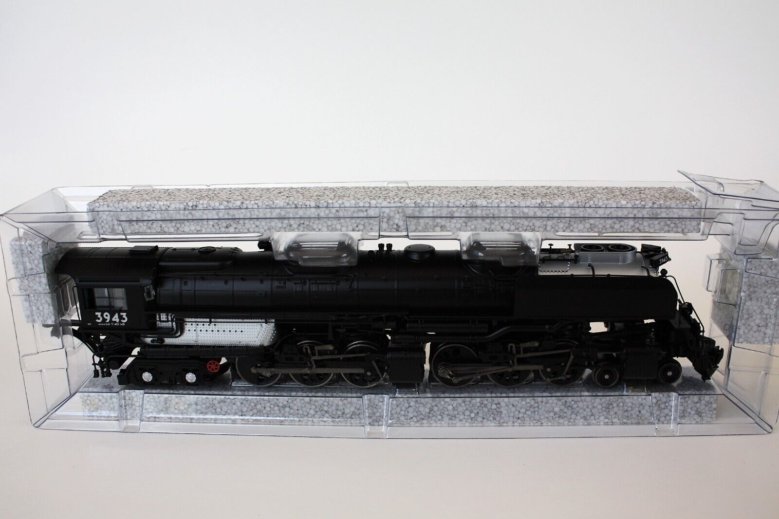 Genesis Challenger 4-6-6-4 G9125 Athearn Union Pacific #3943 HO Scale thumbnail