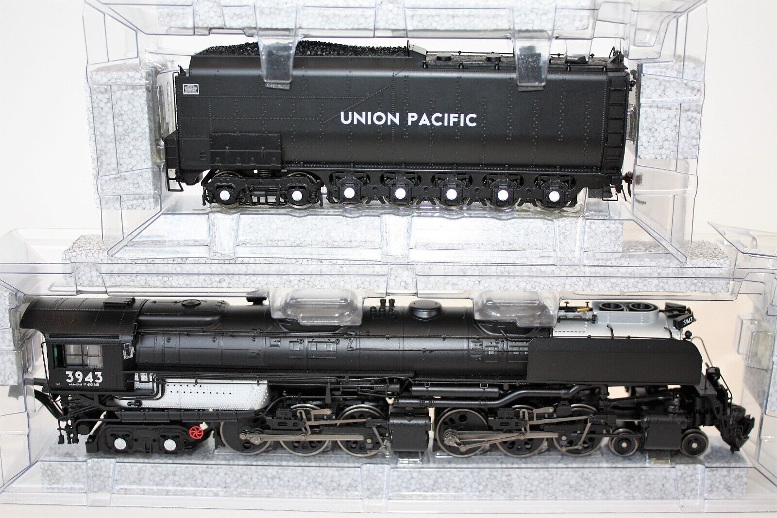 Genesis Challenger 4-6-6-4 G9125 Athearn Union Pacific #3943 HO Scale thumbnail